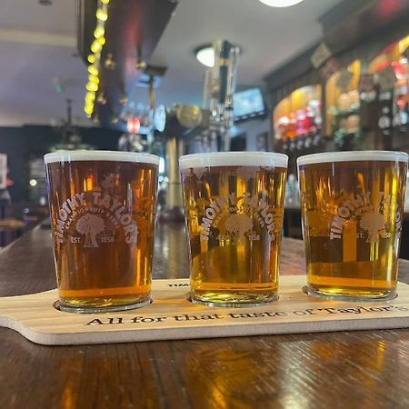The Crossroads Inn هاليفاكس المظهر الخارجي الصورة